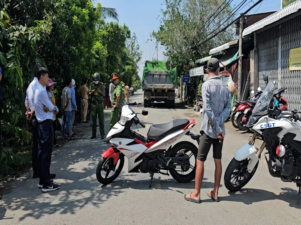 Va chạm xe ben và xe máy ở Bình Chánh, người phụ nữ tử vong