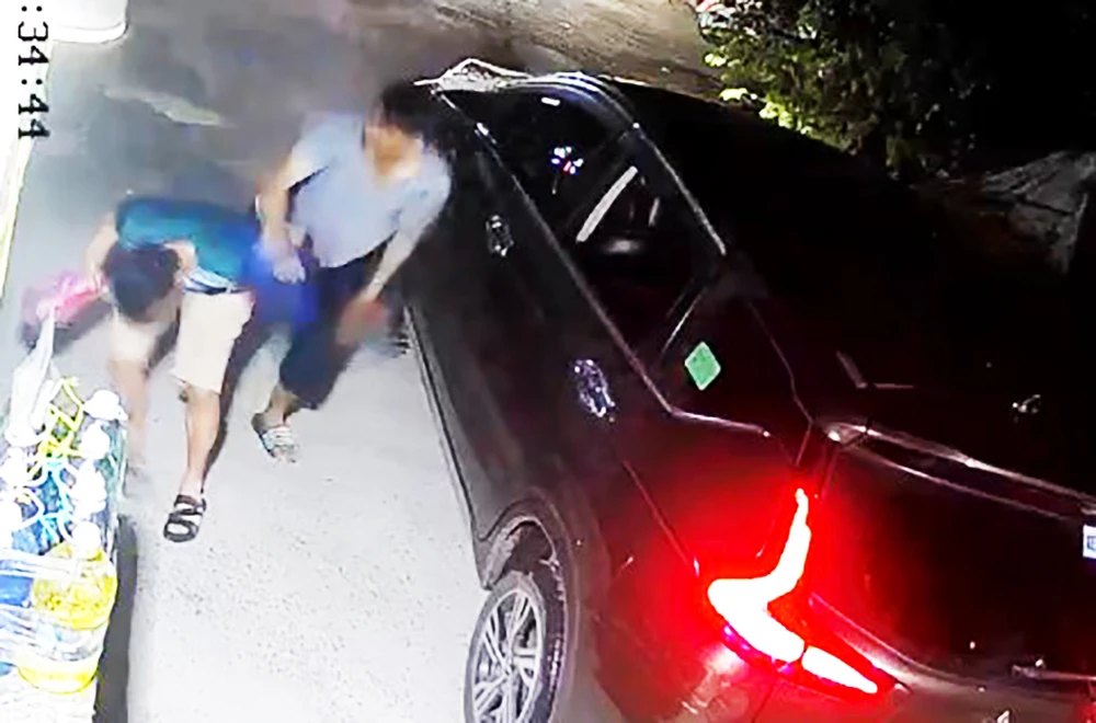 Đậu xe trong hẻm, tài xế công nghệ bị chém ở Bình Chánh