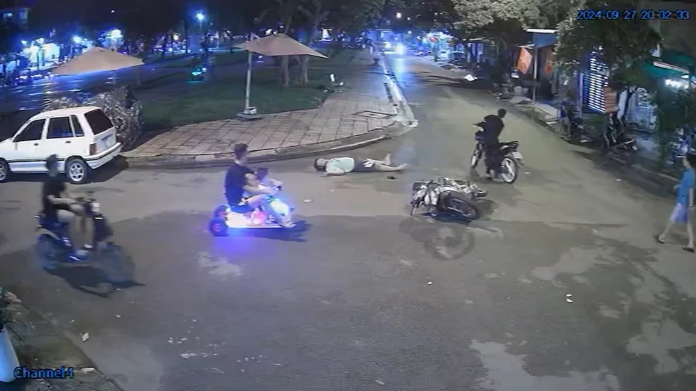 Người dân phát hiện, hô hoán, đuổi theo nam thanh niên tông người rồi bỏ chạy