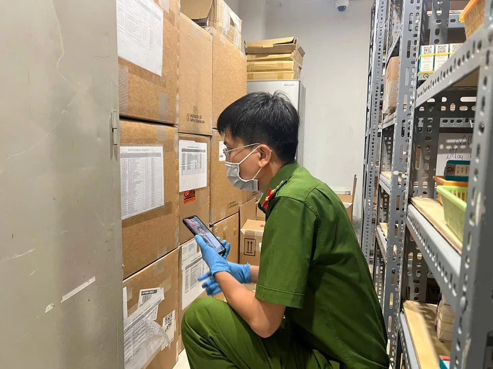 phat-hien-so-luong-lon-hoa-chat-co-goc-xyanua-cuc-doc-o-quan-5 (4).jpg