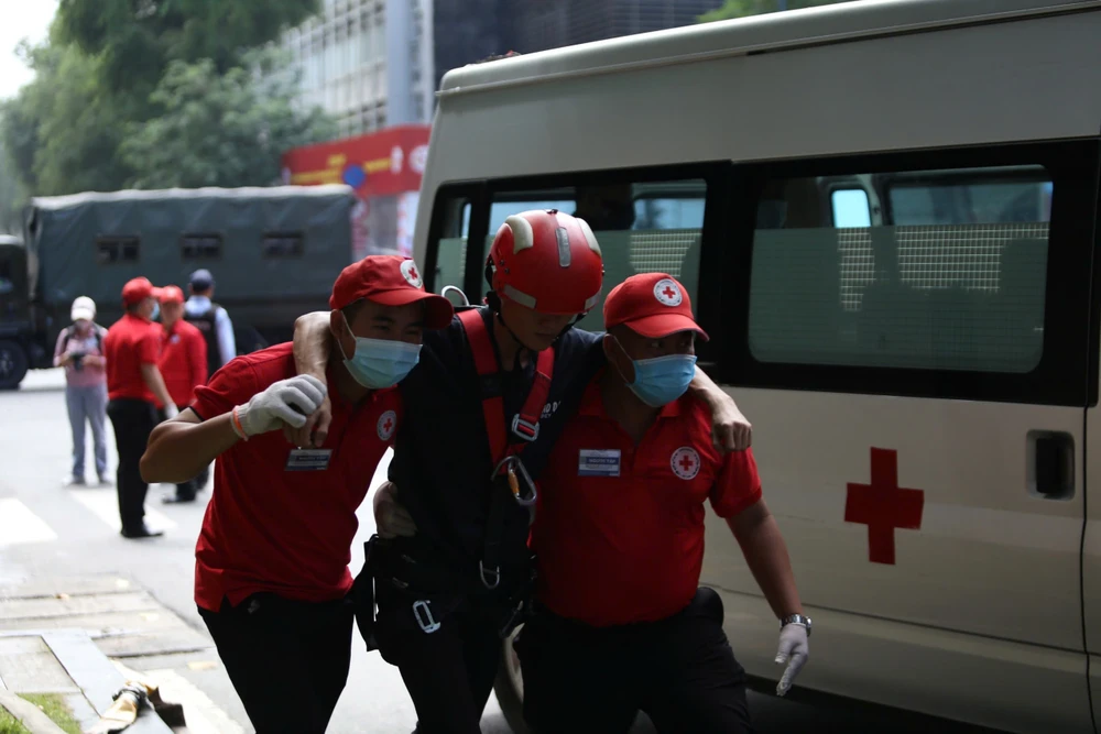 Cảnh sát cấm đường để hơn 1.500 người diễn tập chữa cháy ở mPlaza