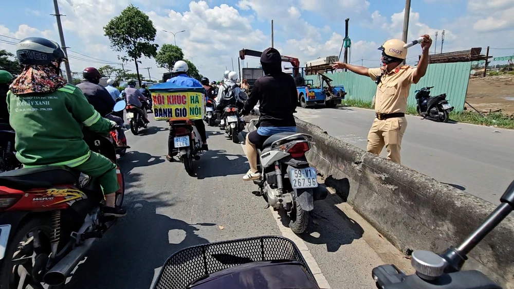 Xe tải lật trên Quốc lộ 22, cửa ngõ TP.HCM kẹt xe kéo dài