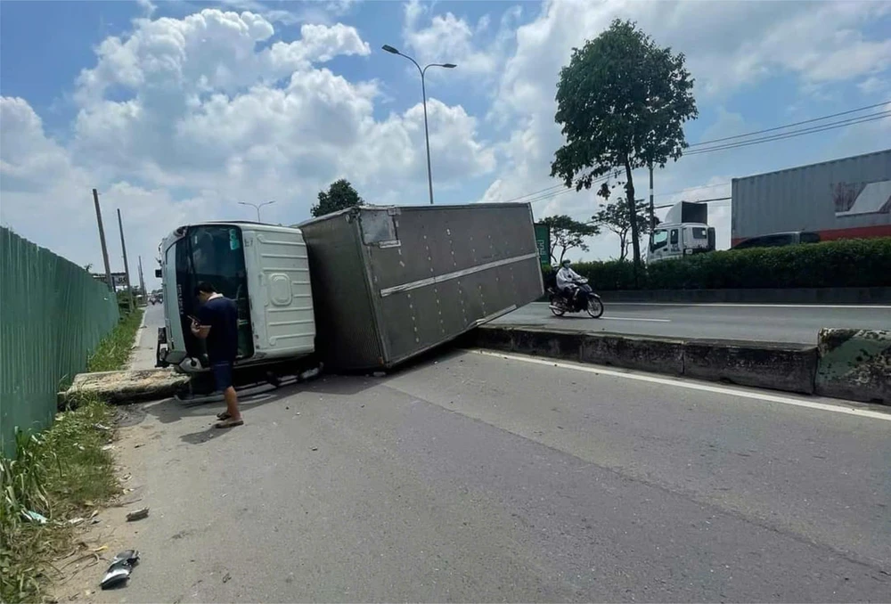 Chiếc xe tải tông dải phân cách, lật ngang trên Quốc lộ 22. Ảnh: HT