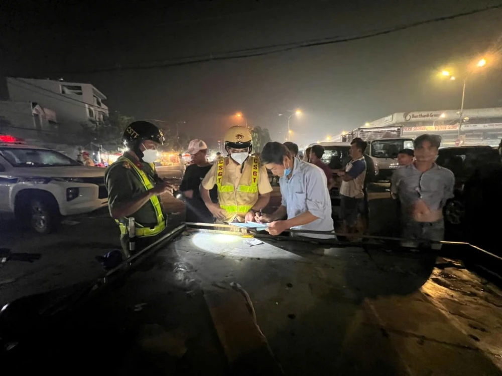 Công an kiểm tra, xử lý xe cơ giới, xe ba bốn bánh tự chế ở Chợ đầu mối Hóc Môn