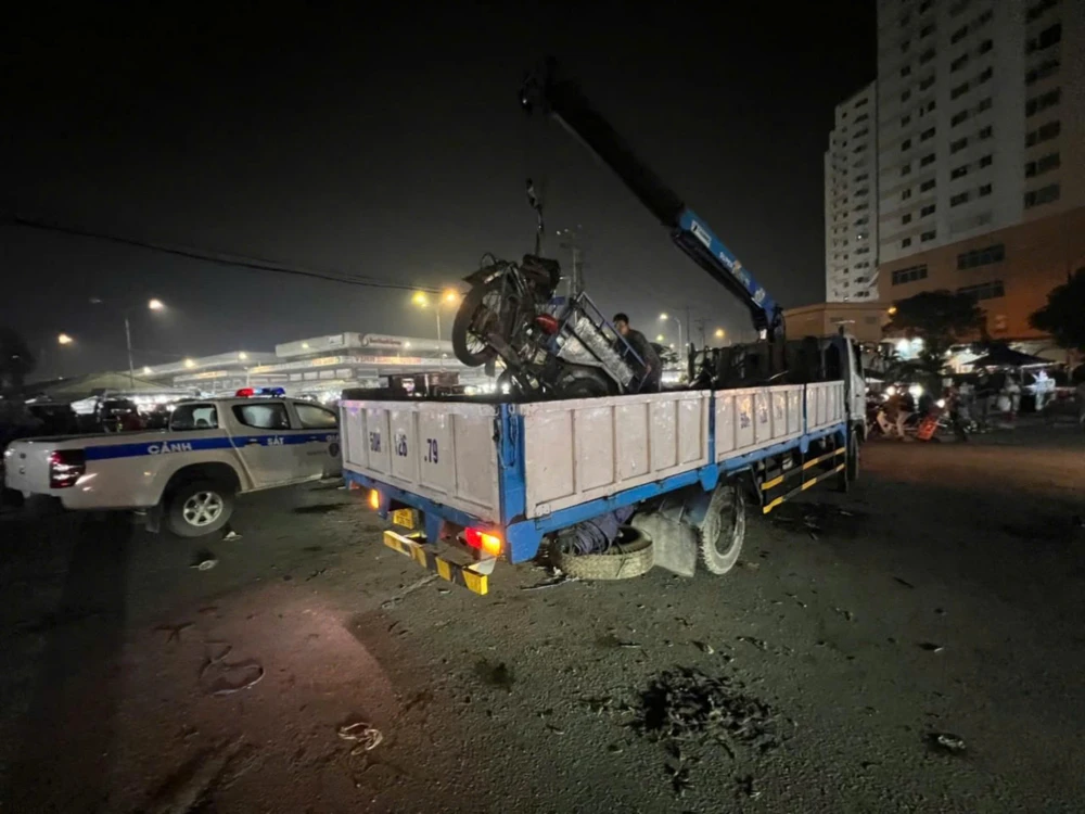 cong-an-kiem-tra-xu-ly-xe-co-gioi-xe-ba-bon-banh-tu-che-o-cho-dau-moi-hoc-mon.jpg