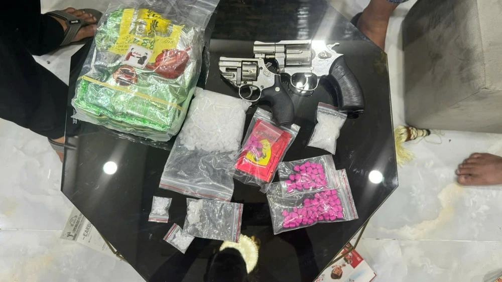 Bắt ông trùm ma túy dưới vỏ bọc chủ tiệm tạp hóa cùng đàn em thủ nhiều súng đạn