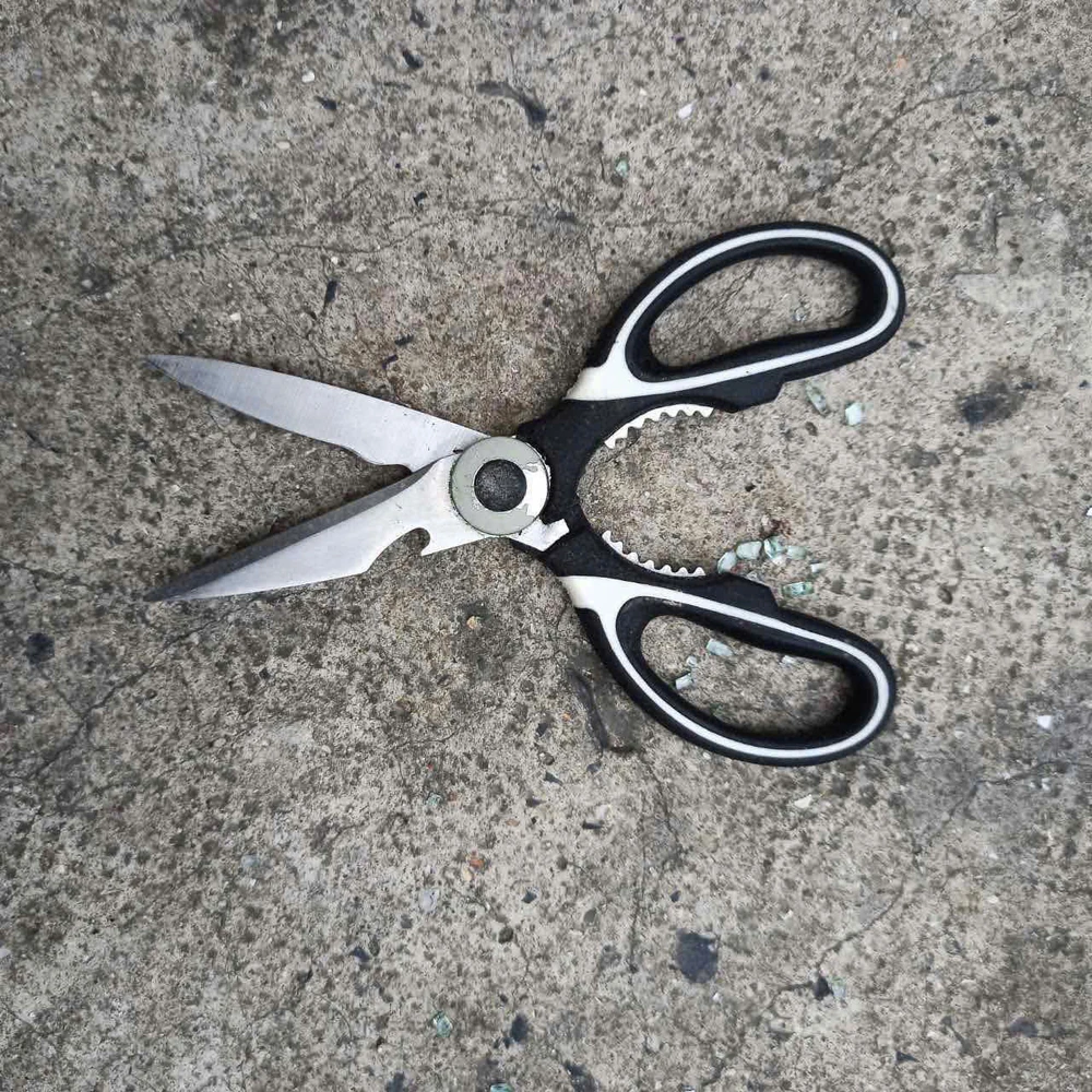 Người đàn ông ở quận 1 đập phá xe taxi sau khi con trai gọi ra trả tiền đền bù