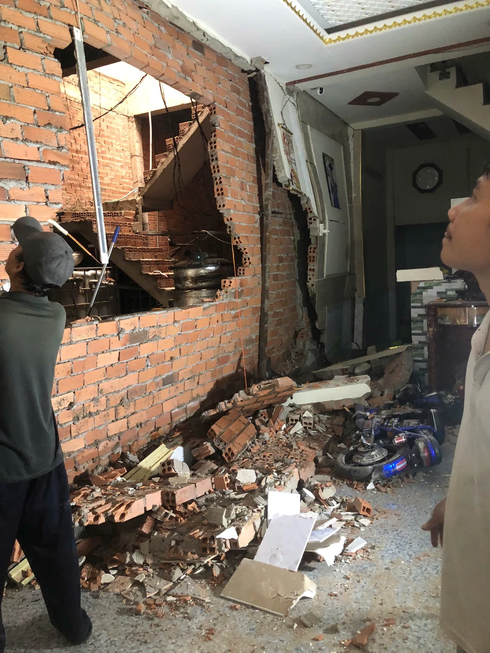 Nổ lò hơi ở Bình Chánh, 6 căn nhà bị sập tường… 1 bé gái bị thương