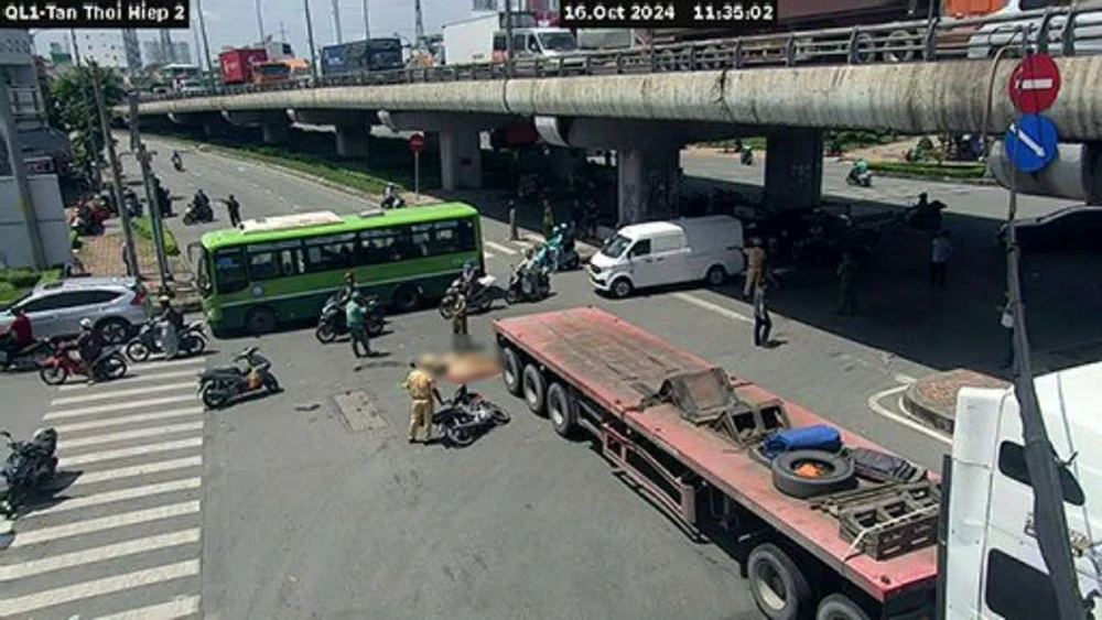 Tai nạn ở gầm cầu vượt Tân Thới Hiệp, 1 người tử vong