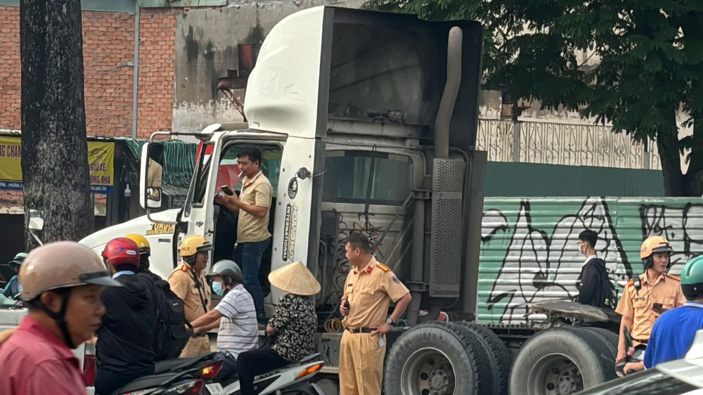 Xe container lật ở Ngã sáu Cộng Hòa, giao thông 4 đường ở 4 quận rối loạn