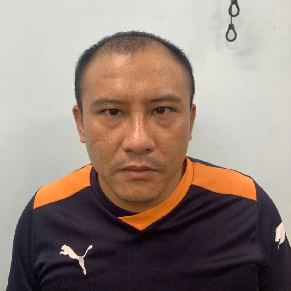 Lợi cùng đồng bọn cầm ba chĩa rượt đánh hai vợ chồng ở quận Bình Tân hiện bị công an truy nã. Ảnh: CA