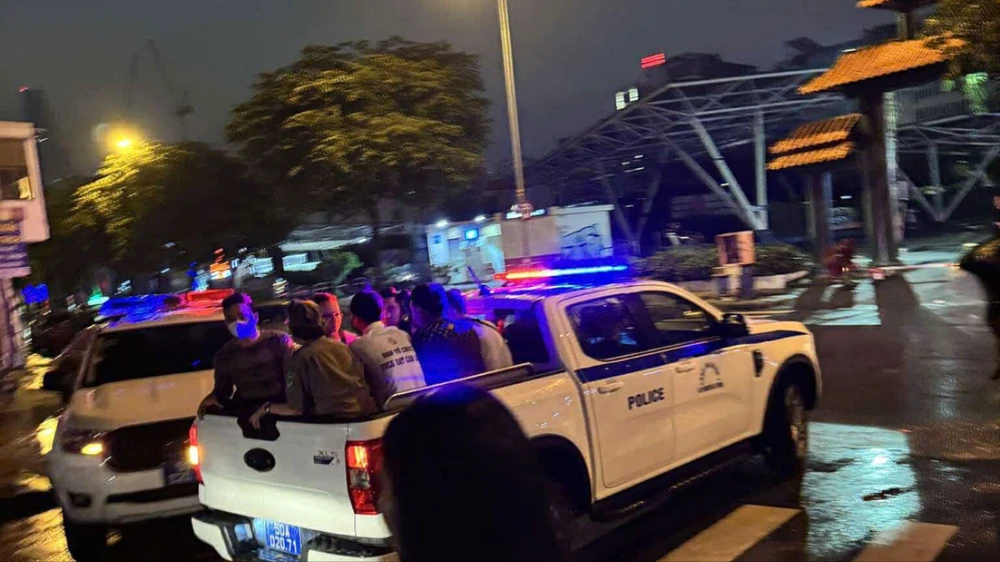 Cảnh sát kiểm tra bar Empire, đưa hơn 200 người về trụ sở