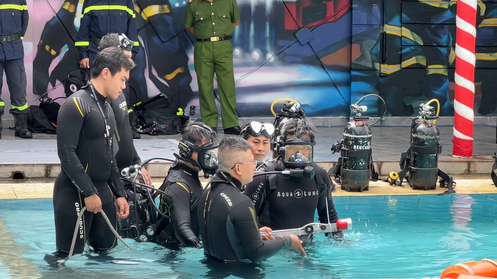 Công an TP.HCM ra mắt 2 tổ cảnh sát chữa cháy và CNCH đặc biệt tinh nhuệ