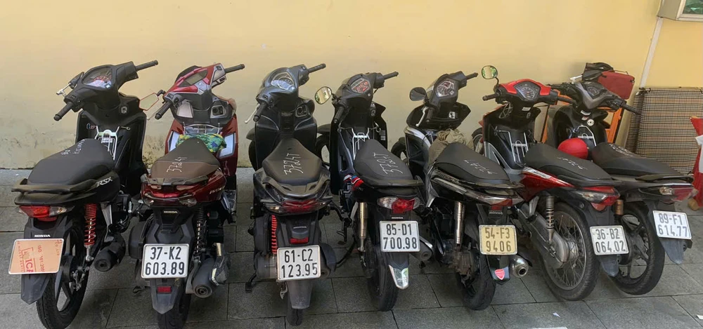 Băng trộm xe diễn trò ‘để anh đóng cửa cho’ rồi đột nhập nhà trọ