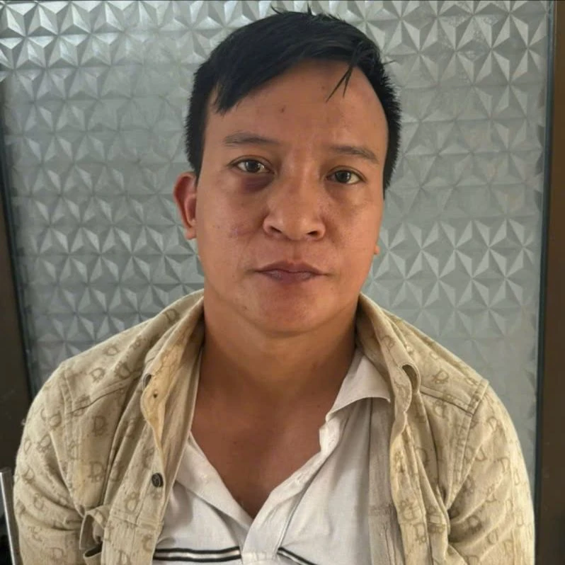 Băng trộm xe diễn trò ‘để anh đóng cửa cho’ rồi đột nhập nhà trọ