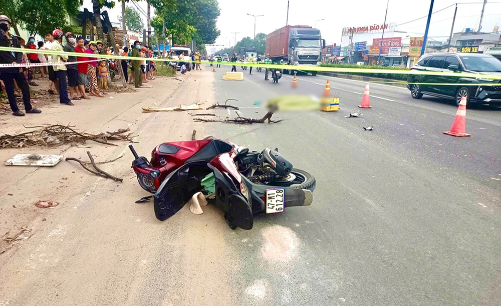 Trượt té, thanh niên bị xe container cán tử vong ở Mỹ Phước - Tân Vạn