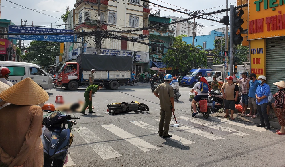 Chở con gái đi học về, người mẹ bị xe bồn cán tử vong ở Quận 12