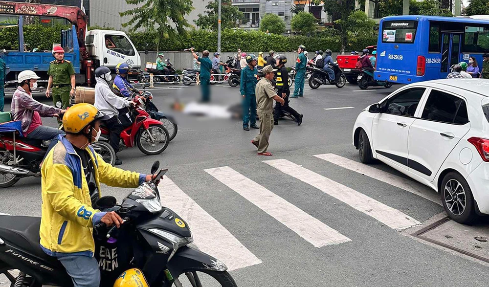 Ngã trúng xe buýt sau va chạm, người đàn ông tử vong ở Gò Vấp