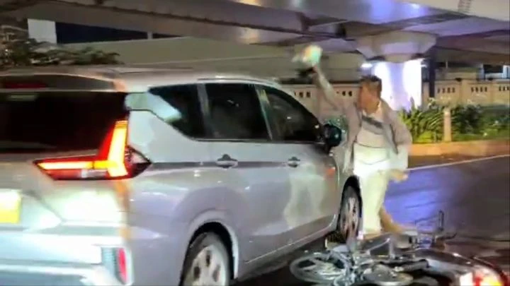 đập cửa kính ô tô