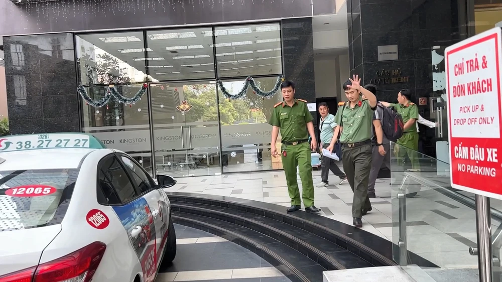 Clip Bộ Công an khám xét nhà riêng, nơi làm việc của Viện Trưởng Viện y học dân tộc TP.HCM