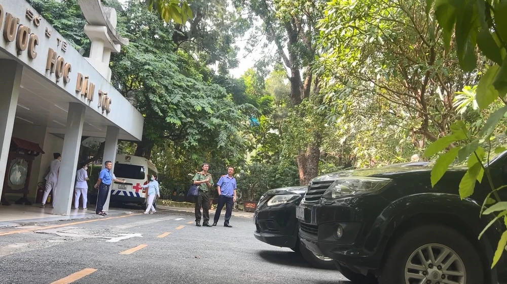 clip-bo-cong-an-kham-xet-nha-rieng-noi-lam-viec-cua-vien-truong-vien-y-hoc-dan-toc-tp-hcm (3).jpg