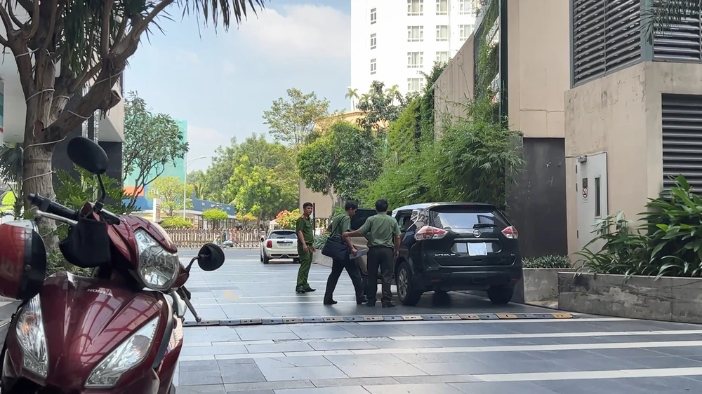 Clip Bộ Công an khám xét nhà riêng, nơi làm việc của Viện Trưởng Viện y học dân tộc TP.HCM