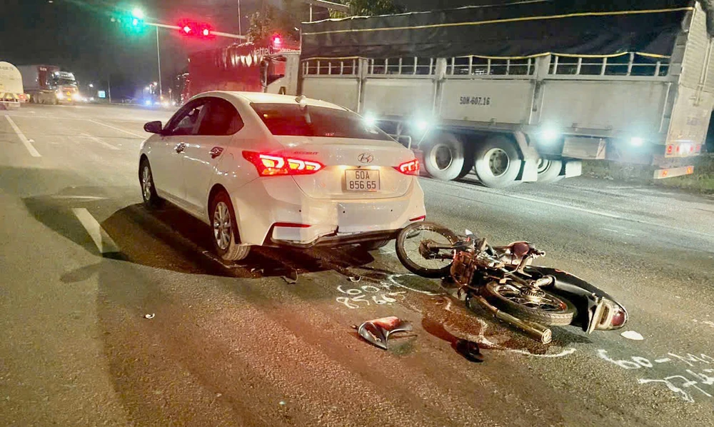 Người đàn ông tông thẳng vào đuôi xe ô tô đang dừng đèn đỏ trên quốc lộ 1. Ảnh: PH