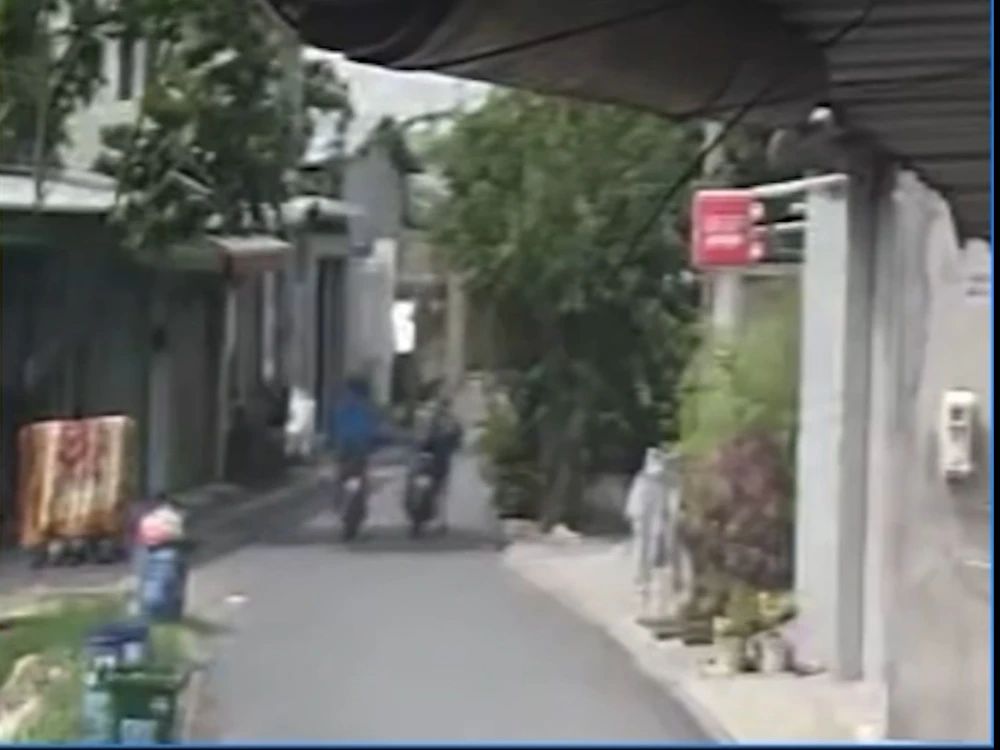 Người đàn ông vung chân đạp ngã nam sinh 16 tuổi đang chạy xe trên đường