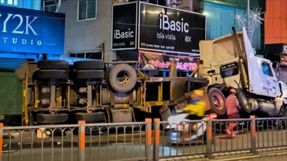 Giao thông ùn ứ khi xe container lật, đè xe chở rác ở Gò Vấp