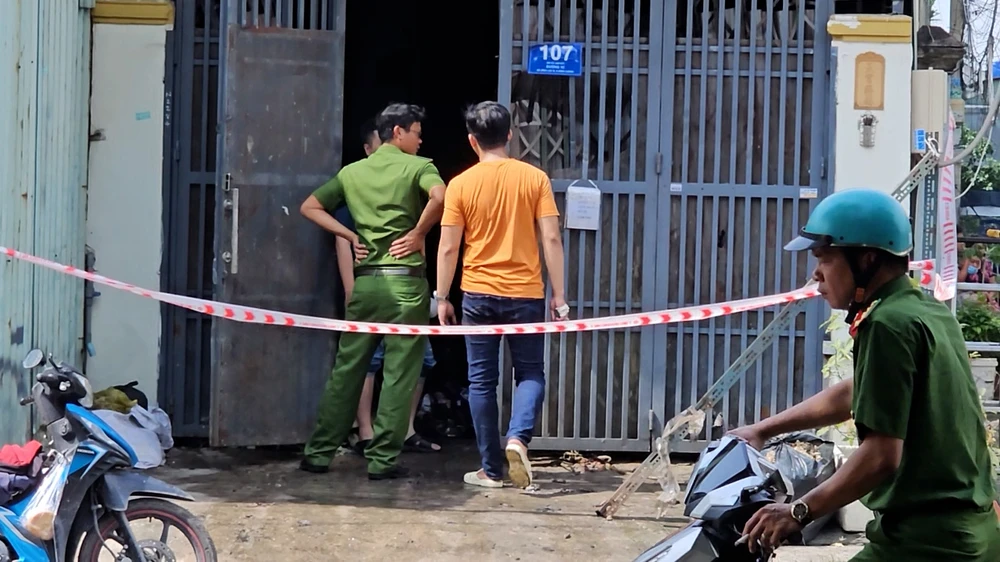 Cháy nhà khóa cửa ở Bình Chánh, nhiều người hoảng loạn