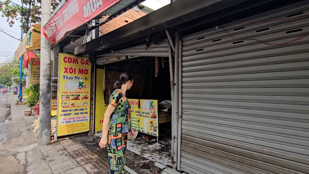 Cháy quán cơm gà, cảnh sát xông vào đám lửa cứu 2 người