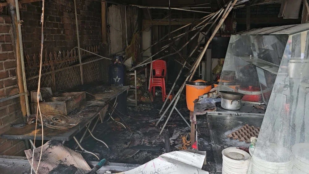 Cháy quán cơm gà, cảnh sát xông vào đám lửa cứu 2 người