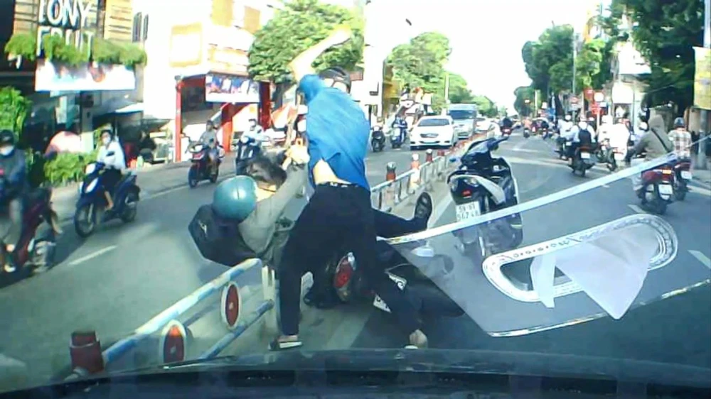 Nam thanh niên vô cớ đánh người sau va quẹt giao thông ở Quận 4