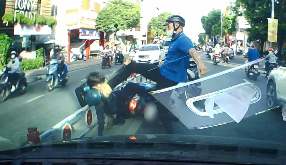 Nam thanh niên vô cớ đánh người sau va quẹt giao thông ở Quận 4