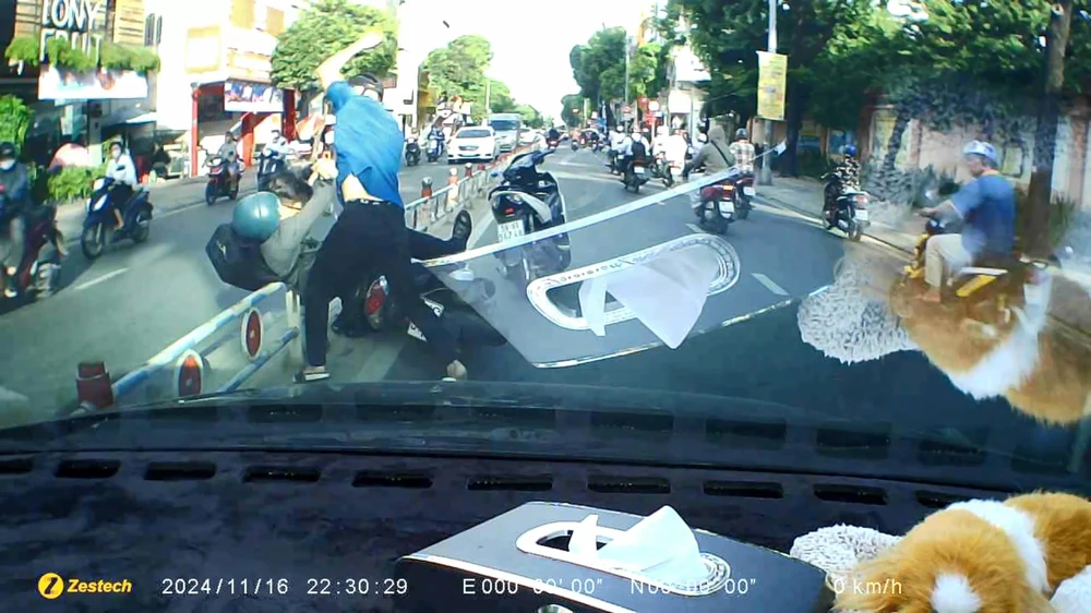 Bắt khẩn cấp người đàn ông đánh cô gái trên đường Khánh Hội