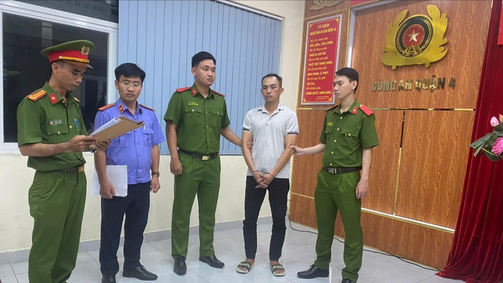 Lời khai bất ngờ của người đàn ông đánh cô gái ở Quận 4