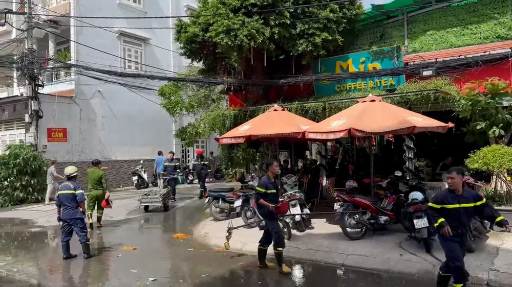 Cháy căn nhà ba tầng trong hẻm ở Gò Vấp, nhiều người thoát nạn