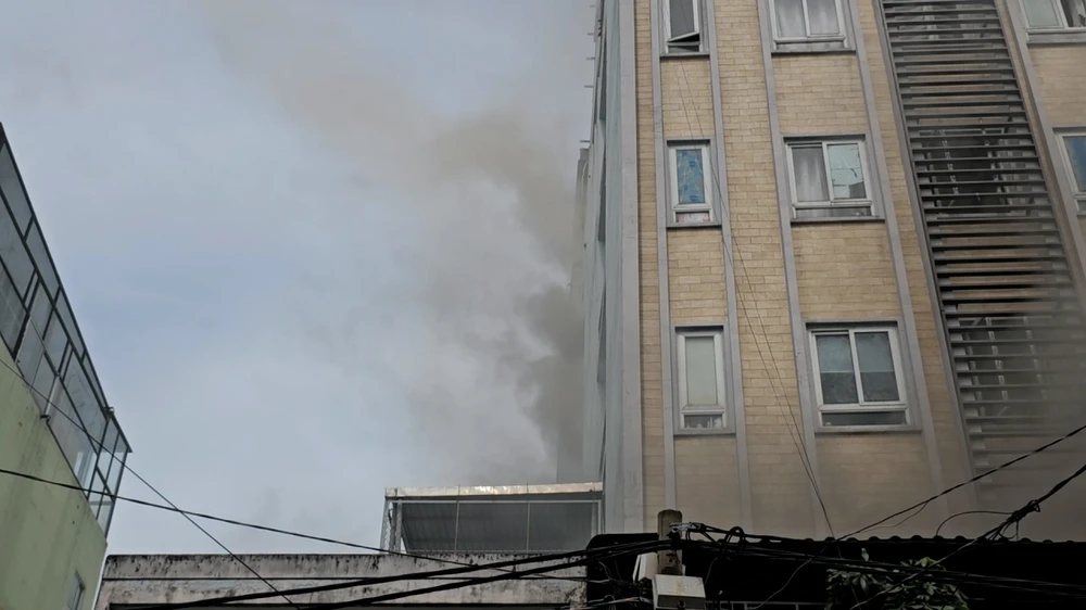 Cháy nhà cao tầng ngăn phòng cho thuê, người thuê trọ hoảng loạn tháo chạy