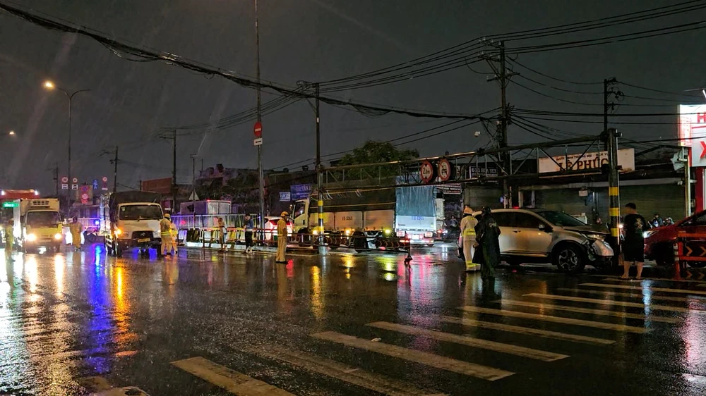 Cảnh sát dầm mưa điều tiết giao thông sau va chạm 2 ô tô trên Quốc lộ 1