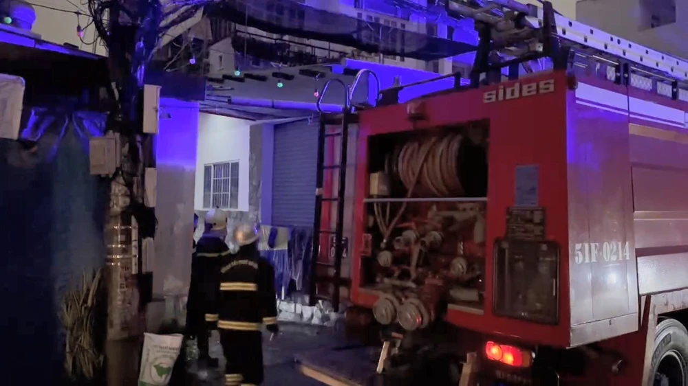 Cháy nổ dữ dội nghi từ hệ thống điện năng lượng mặt trời ở Gò Vấp