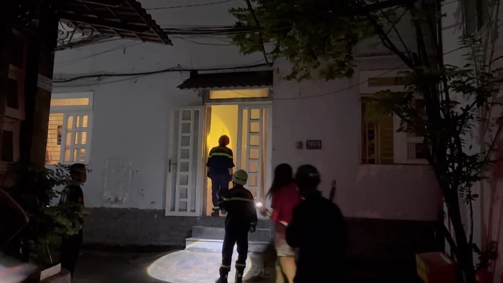 Cháy nổ dữ dội nghi từ hệ thống điện năng lượng mặt trời ở Gò Vấp