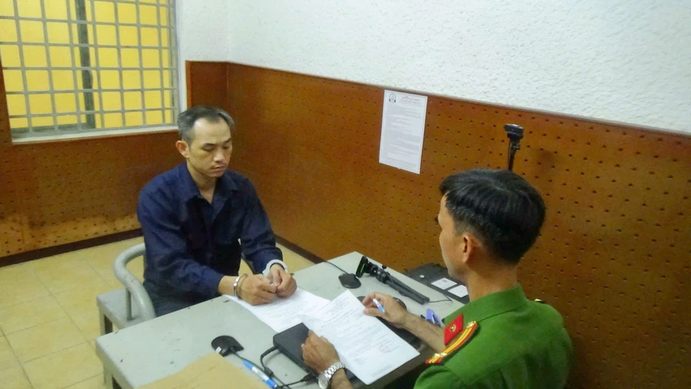 Khởi tố, bắt giam người đàn ông đánh cô gái ở Quận 4