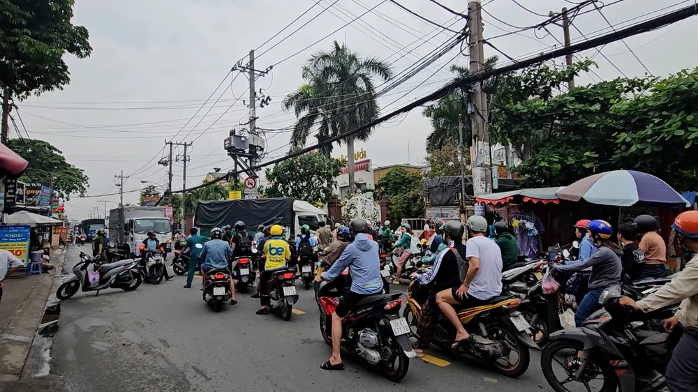 Cảnh sát phong tỏa 200m đường Nguyễn Thị Tú sau tai nạn chết người