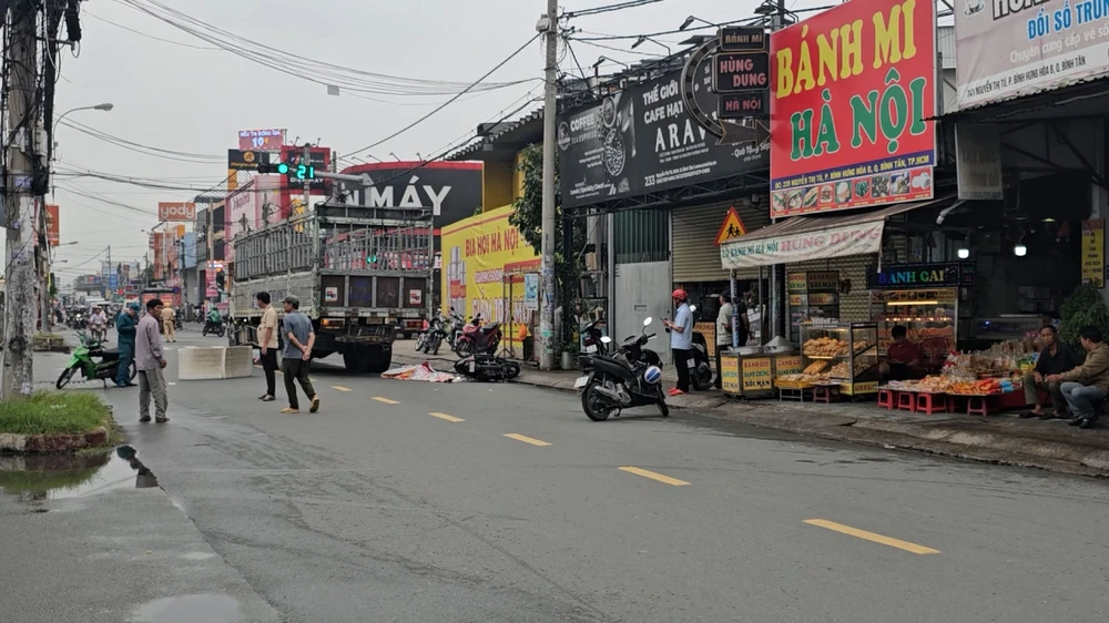 Cảnh sát phong tỏa 200m đường Nguyễn Thị Tú sau tai nạn chết người