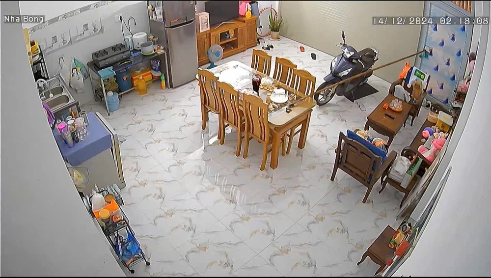 Kẻ gian dùng sào lấy chìa khóa, ngang nhiên mở cửa trộm tài sản