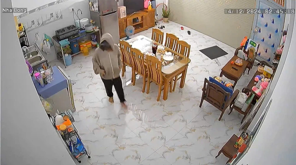 Kẻ gian dùng sào lấy chìa khóa, ngang nhiên mở cửa trộm tài sản