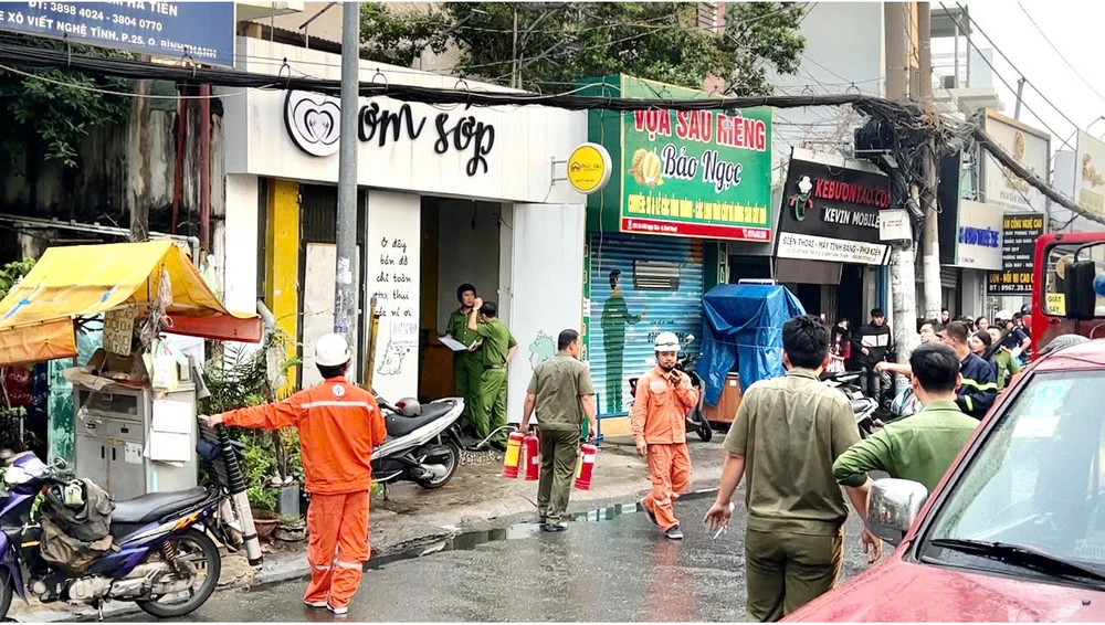 Cháy nhà 4 tầng cho thuê trọ ở Bình Thạnh, nhiều người ôm đồ tháo chạy