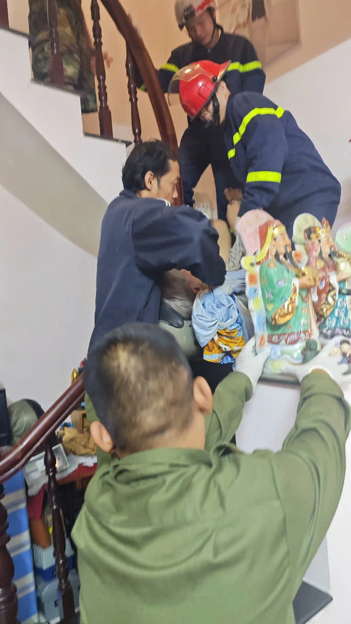 Thanh niên nghi phơi nhiễm HIV, ‘ngáo đá’ mắc kẹt trên mái nhà dân ở Gò Vấp