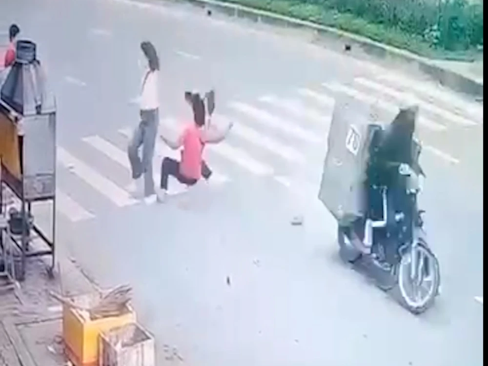 Đã xác định được người chở thùng thịt heo tông nữ tiếp viên xe buýt rồi bỏ chạy