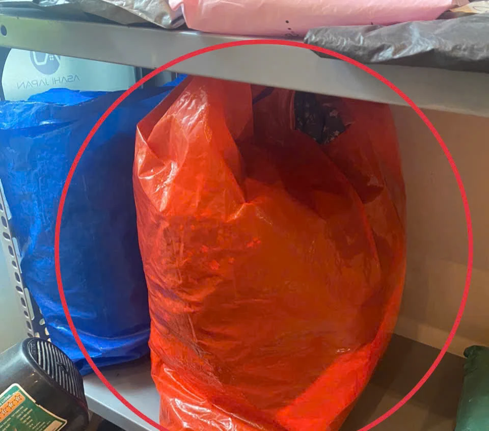 Người đàn ông vào sảnh chung cư trộm 11 cái áo đầm